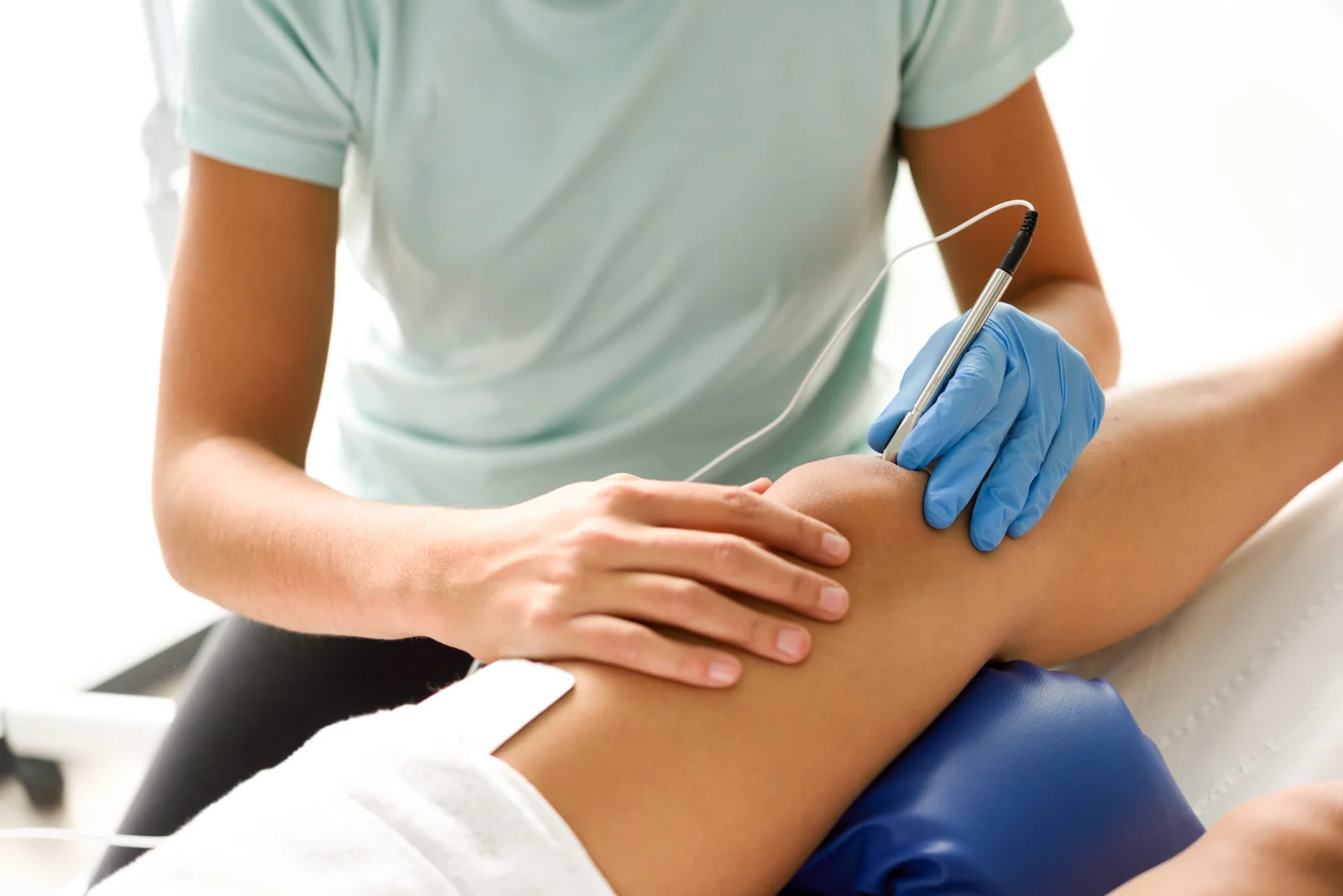66e6a11500f87-electroacupuncture-dry-with-needle-female-knee-2048x1367.jpg
