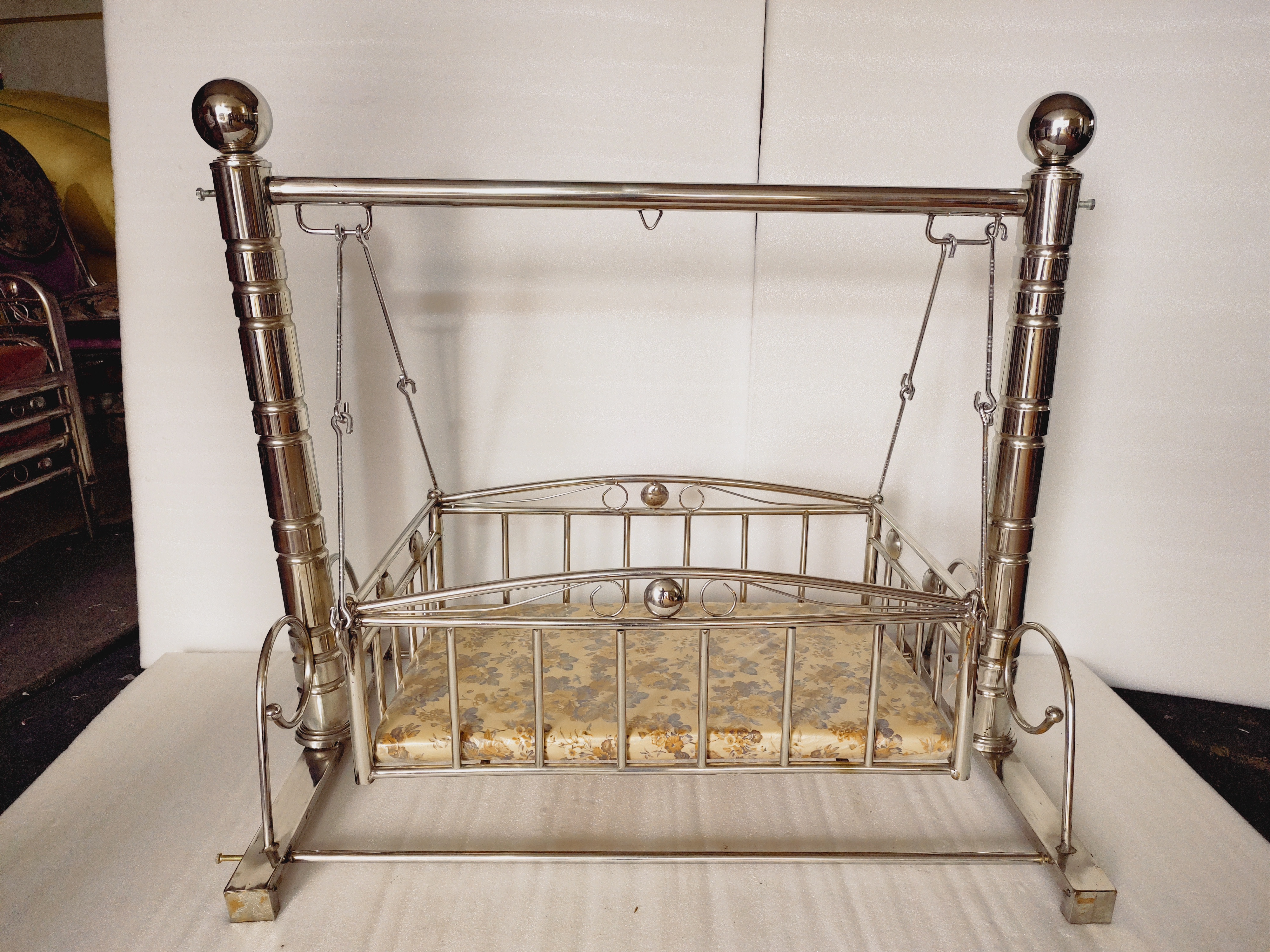 677e4c6832870-Steel_Palana__offwhite_golden_Cushion.jpg